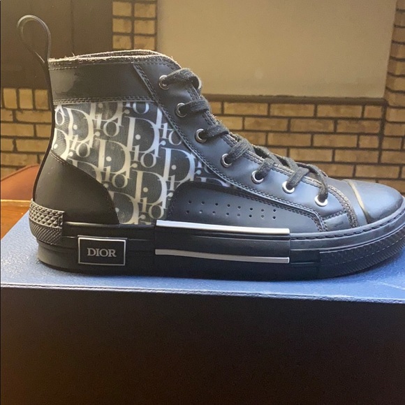 They’re not my size they’re too BIG size is 9.5! - Picture 2 of 10